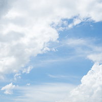 晴れた空に浮かぶ白い雲と積雲の風景の写真