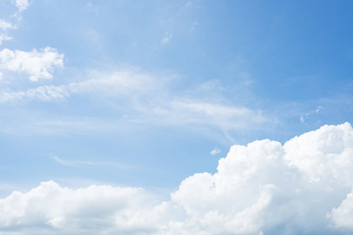 澄んだ青空に浮かぶ白い雲の風景