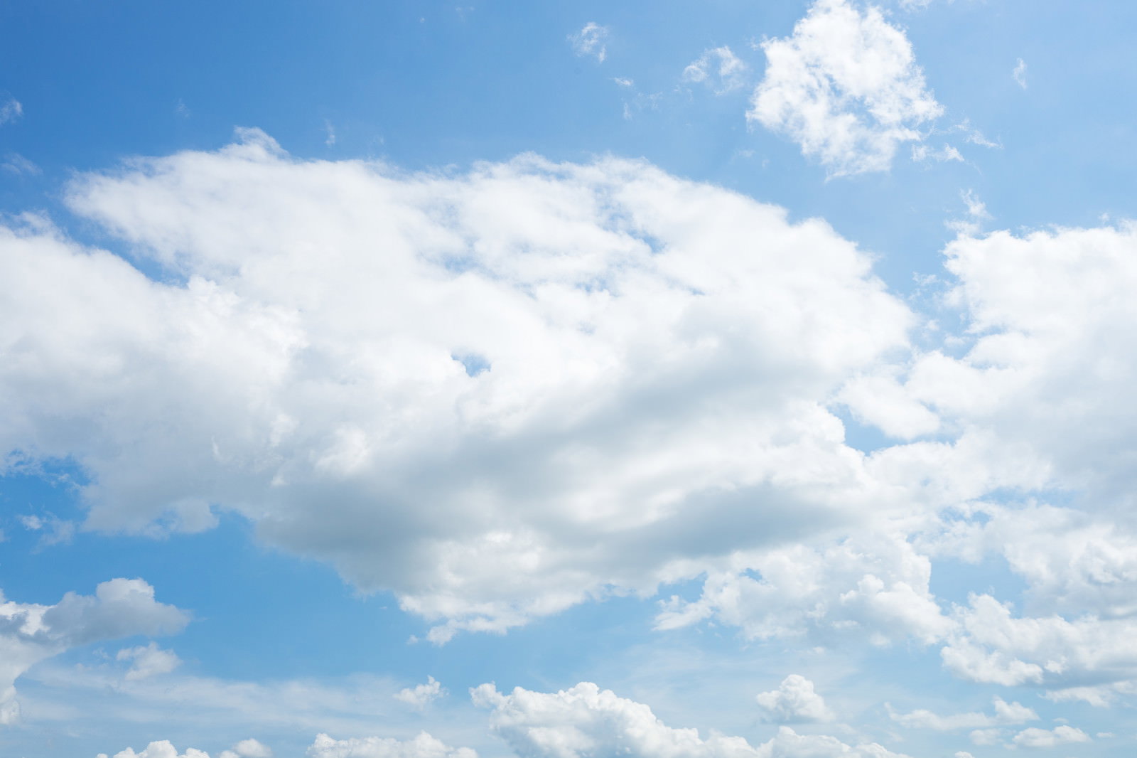 爽やかな青空に大きな白い雲が浮かんでいる自然な空の風景