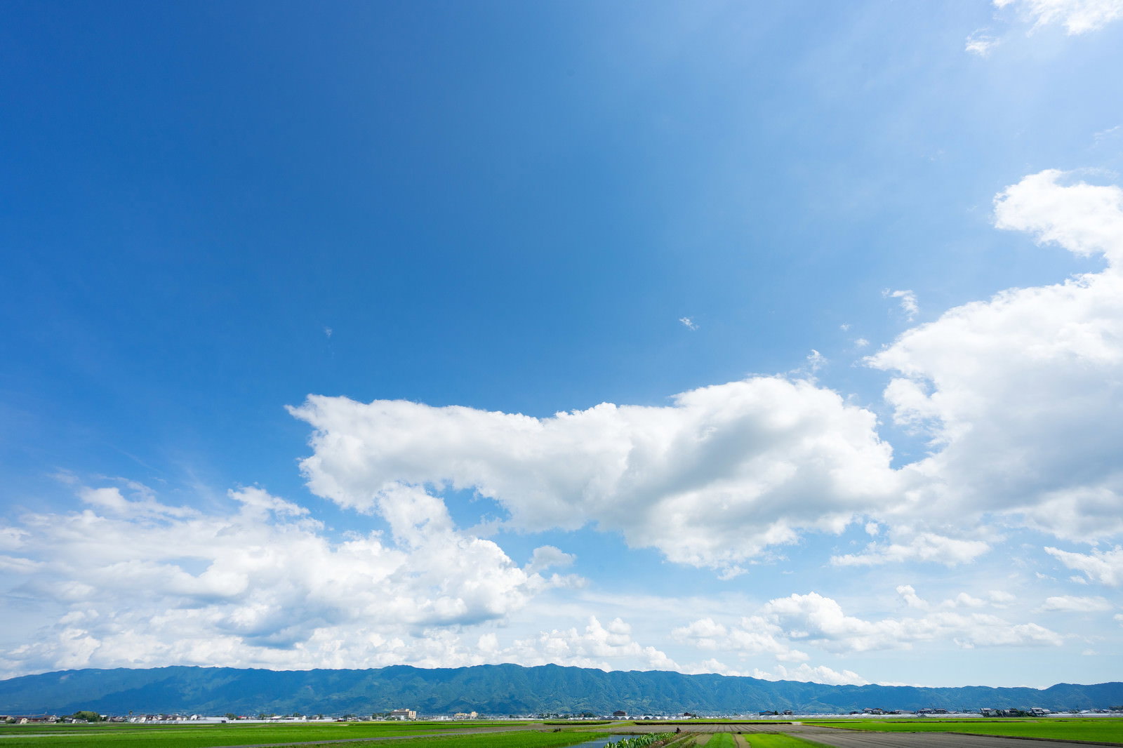 青い空と白い雲が広がる大刀洗の緑豊かな平野の風景