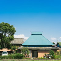 大刀洗のひだまり工房、緑色の屋根を持つ古民家の写真