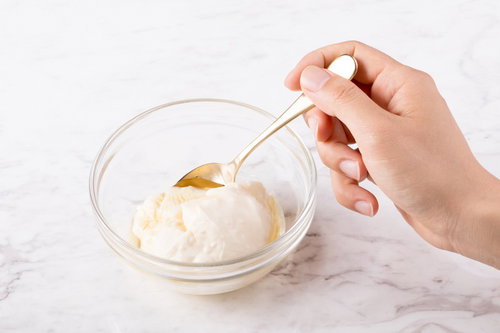 スプーンで垂らすクリームチーズとはちみつ