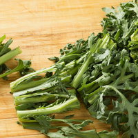 おいしかぁ～便の春菊をまな板でカット、茎と葉に分けた調理風景の写真