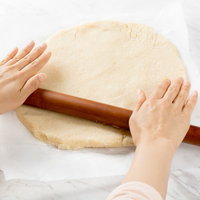 カリフラワーを使ったピザ生地をめん棒で伸ばすの写真