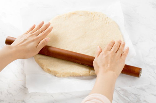 カリフラワーを使ったピザ生地をめん棒で伸ばす