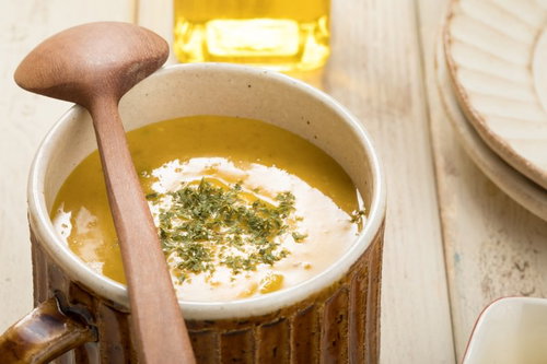 木製ボウルに盛られた香り豊かなかぼちゃのポタージュ