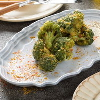 カレー風味のブロッコリー唐揚げ、白い皿に盛り付けの写真