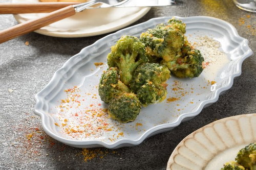 カレー風味のブロッコリー唐揚げ、白い皿に盛り付け