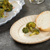 フランスパンとブロッコリーの唐揚げ、木製の皿に盛り付けの写真