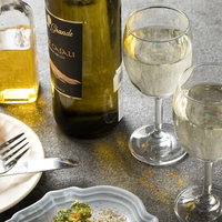 食卓に並ぶワインとディナーの準備、テーブルセッティングの写真