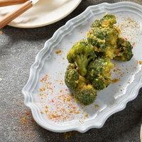 カレー風味の米粉ブロッコリー唐揚げ、居酒屋風おつまみの写真