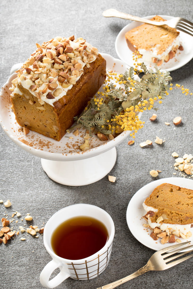 白いケーキスタンドに乗ったにんじんケーキと紅茶のマグカップ