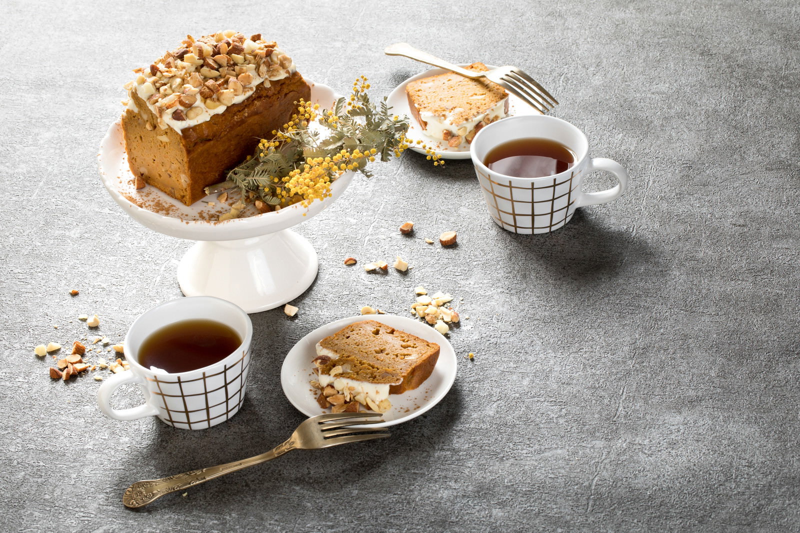 クリームチーズとナッツのにんじんケーキ
