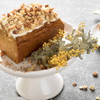 白いケーキスタンドに盛り付けたグルテンフリーのにんじんケーキの写真