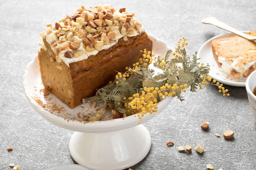 白いケーキスタンドに盛り付けたグルテンフリーのにんじんケーキ