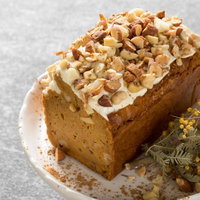 ナッツをたっぷりトッピングしたにんじんケーキの写真