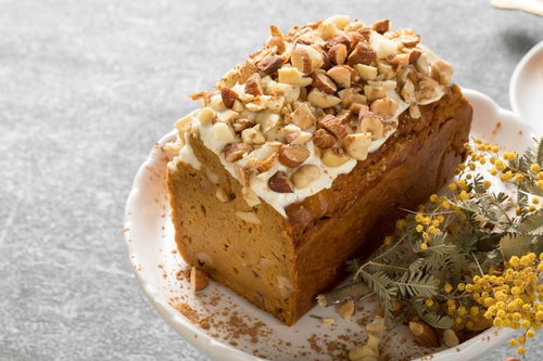 ナッツをたっぷりトッピングしたにんじんケーキ