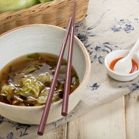 おいしかぁ～便のレタスのスープとラー油、赤い箸の写真
