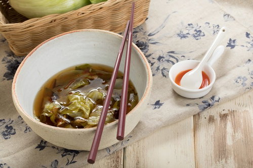 おいしかぁ～便のレタスのスープとラー油、赤い箸