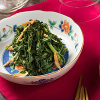 簡単料理でヘルシーな春菊のナムル、ごま油で和えた一品の写真