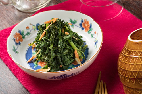 簡単料理でヘルシーな春菊のナムル、ごま油で和えた一品