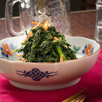 おつまみにぴったりな手軽レシピ 白い皿に盛り付けた春菊のナムルの写真