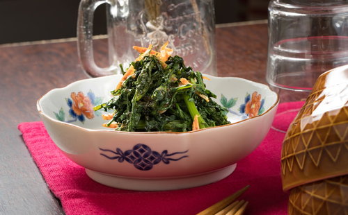 おつまみにぴったりな手軽レシピ 白い皿に盛り付けた春菊のナムル