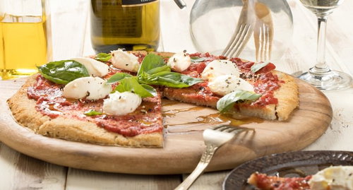 木製まな板に盛り付けたヘルシーなカリフラワーピザ