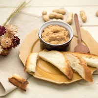 なめらかな口あたりのピーナッツバターとスライスパンの写真