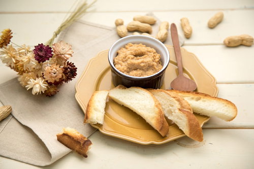 なめらかな口あたりのピーナッツバターとスライスパン