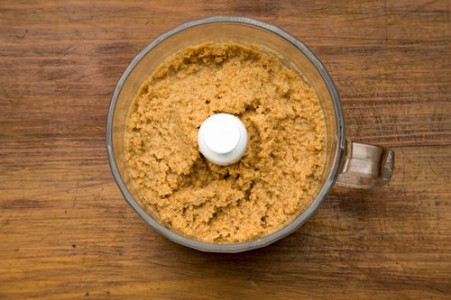 生落花生をフードプロセッサーで粉砕する過程