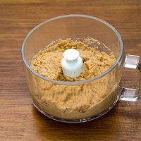 落花生をフードプロセッサーにかけてペースト状に砕くの写真