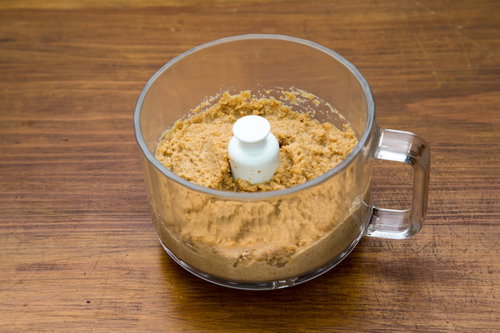 落花生をフードプロセッサーにかけてペースト状に砕く