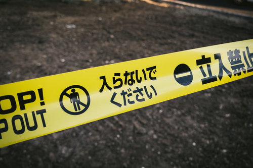 黄色い立入禁止テープと警告表示、工事現場の危険区域標識