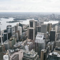 高層階から見下ろす立ち並ぶビル群と都市風景の写真