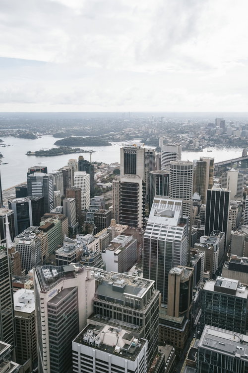 高層階から見下ろす立ち並ぶビル群と都市風景