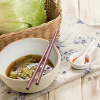 レタスと野菜で作るうま味スープ、白いどんぶりに盛られた健康的な一品の写真