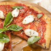 グルテンフリーのカリフラワーピザをカットした料理の写真