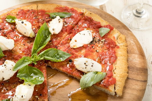 グルテンフリーのカリフラワーピザをカットした料理