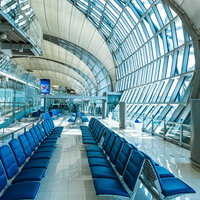 バンコク国際空港の出発ロビー待合エリアのモダン建築空間の写真