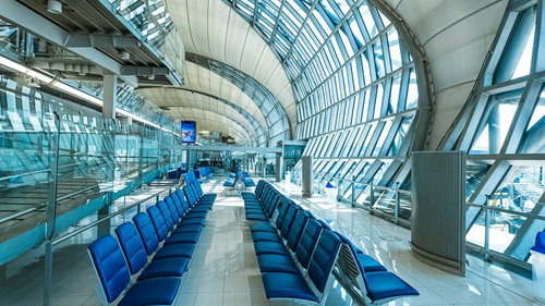 バンコク国際空港の出発ロビー待合エリアのモダン建築空間