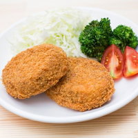 台風の日の定番おかず、揚げたてコロッケと野菜の盛り付けの写真