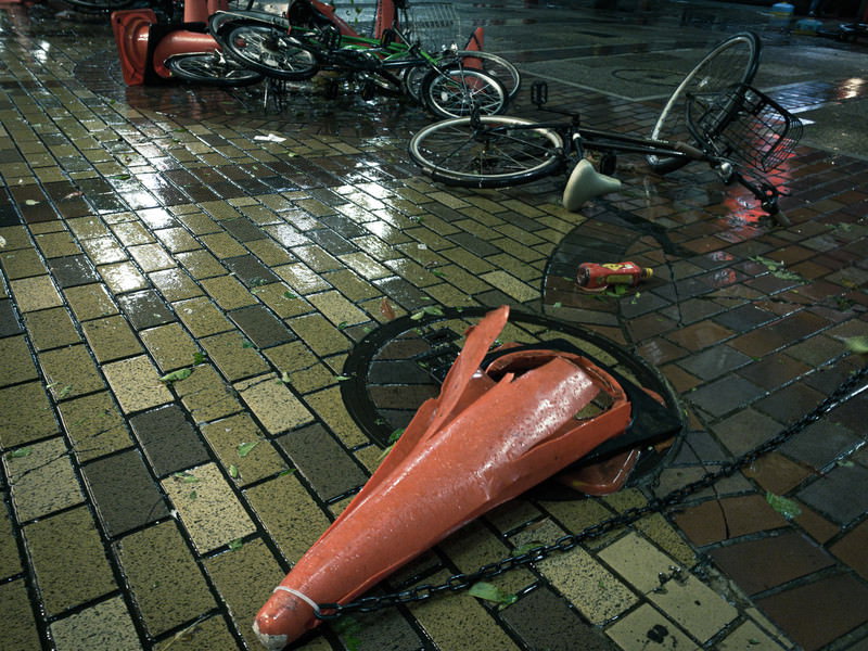 台風による暴風雨の街の様子