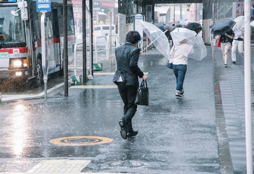 大雨と強風の中、出社する社畜ビジネスマン（びしょ濡れ）