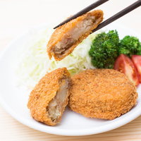 冷凍コロッケを揚げた食卓、ブロッコリーとトマト添えの写真