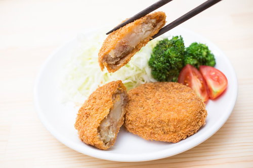 冷凍コロッケを揚げた食卓、ブロッコリーとトマト添え