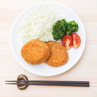 念のため今日はコロッケにしました、揚げたての定食の写真