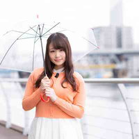 大雨などによる洪水被害や土砂災害にご注意ください。と気象予報を伝える女性の写真