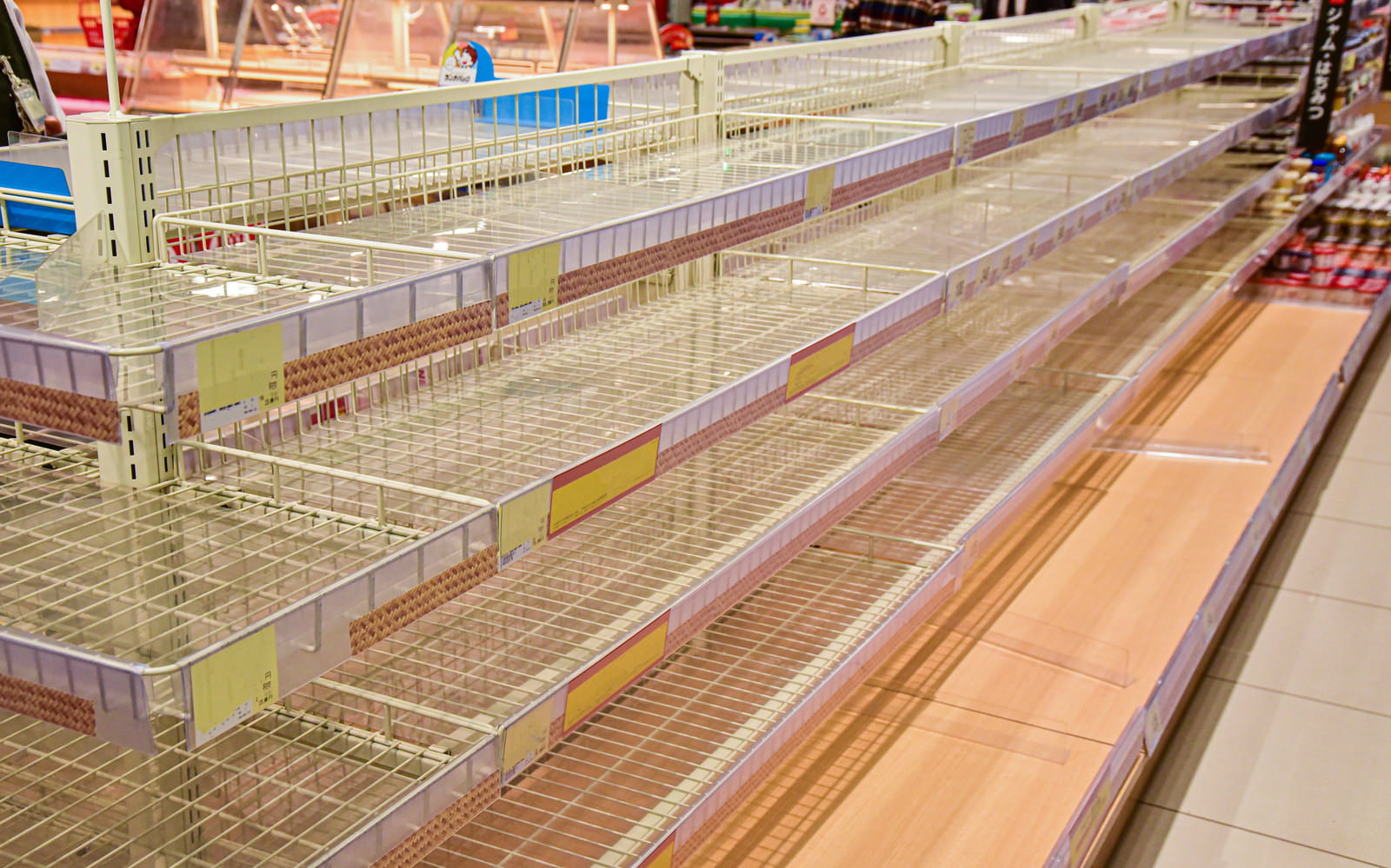 台風前のスーパーマーケットで商品が売り切れて空になった棚