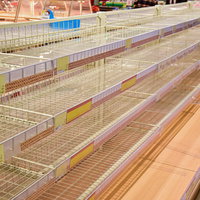 大型の台風上陸予想でスーパーの食料品の棚が売り切れで何もないの写真